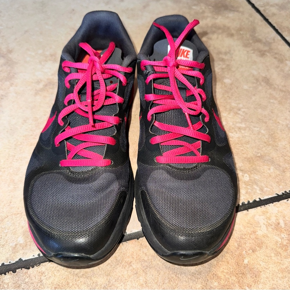 Nike Women's Athletic Shoes in Black and Pink